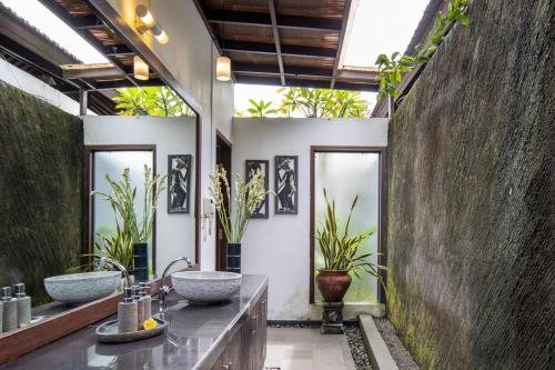 Ubud Raya Villa and Resort — Bathroom