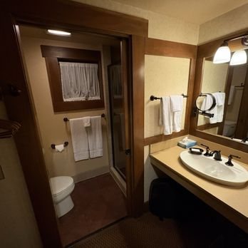 UCLA Lake Arrowhead Lodge Conference Center Family Resort — Bathroom
