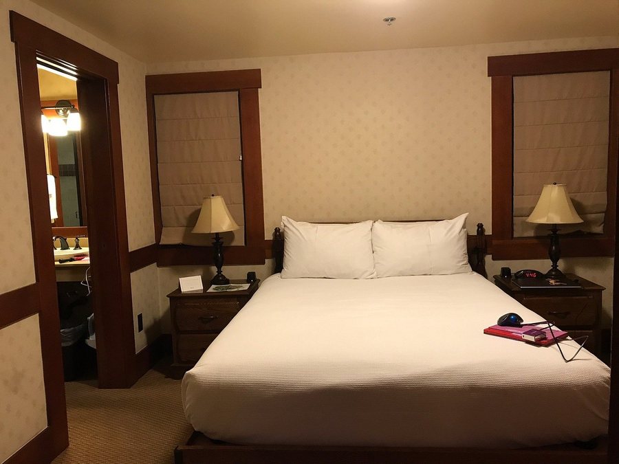 UCLA Lake Arrowhead Lodge Conference Center Family Resort — Guest room