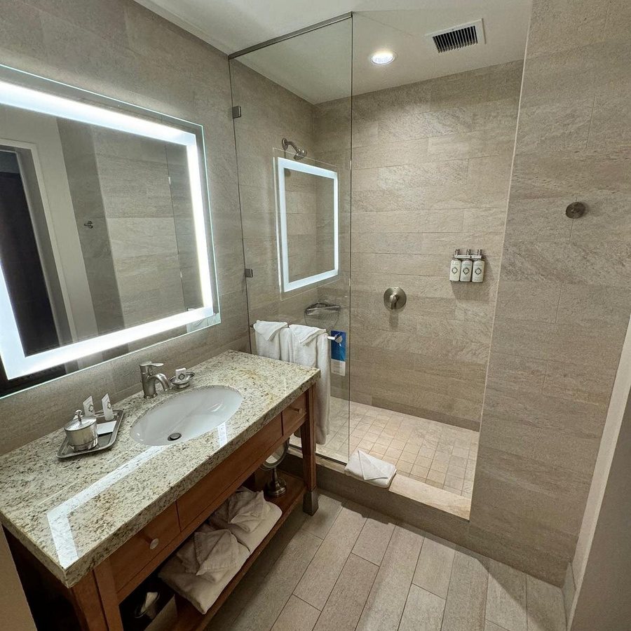UCLA Meyer Renee Luskin Conference Center — Bathroom