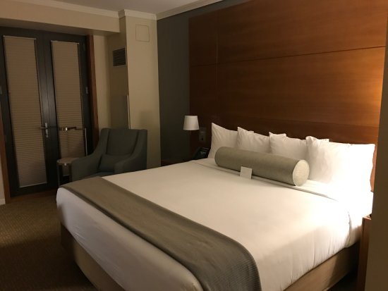 UCLA Meyer Renee Luskin Conference Center — Guest room