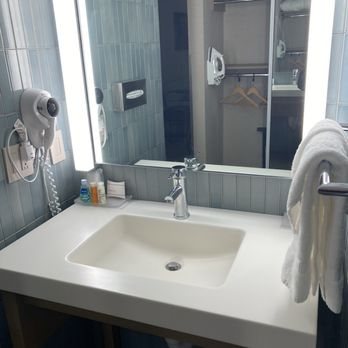UCLA Tiverton House Los Angeles California — Bathroom