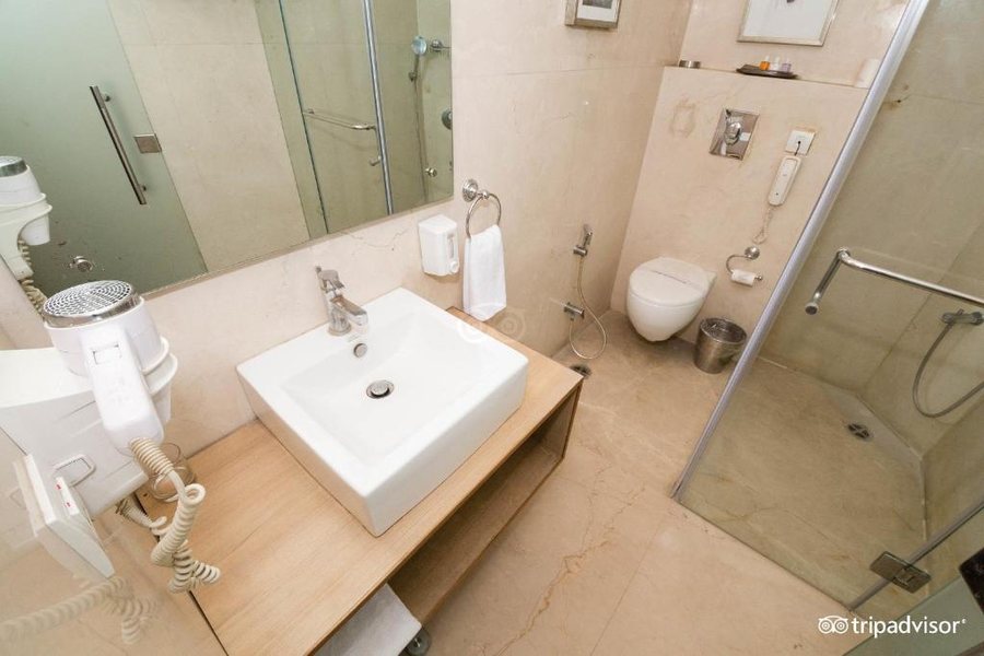 Udman Hotel Panchshila Park — Bathroom