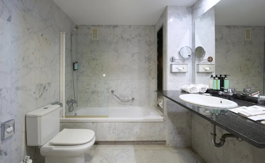 Uma Suites Barceloneta Beach Barcelona Catalonia — Bathroom