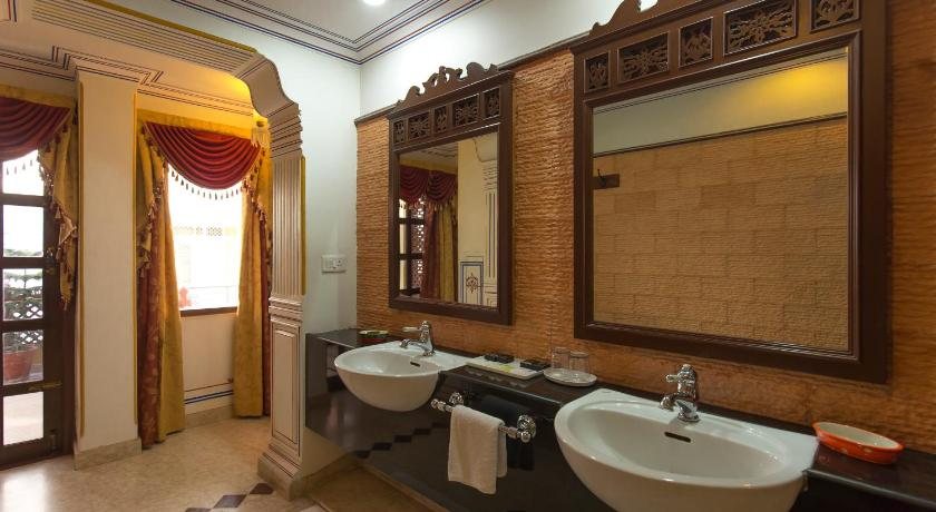 Umaid Bhawan A Heritage Styled Boutique Hotel Jaipur Jaipur District Rajasthan — Bathroom