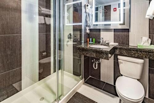 Umbrella Hotel Brooklyn New York City New York — Bathroom