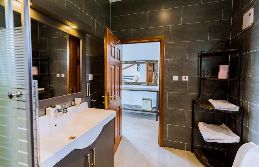 UMVA Muhazi — Bathroom