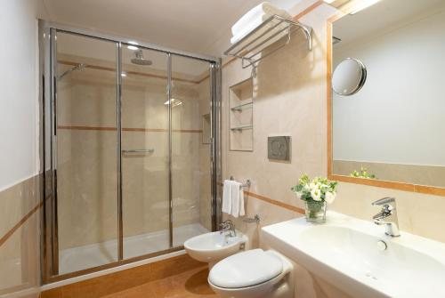 UNA Hotels Galles Milano — Bathroom