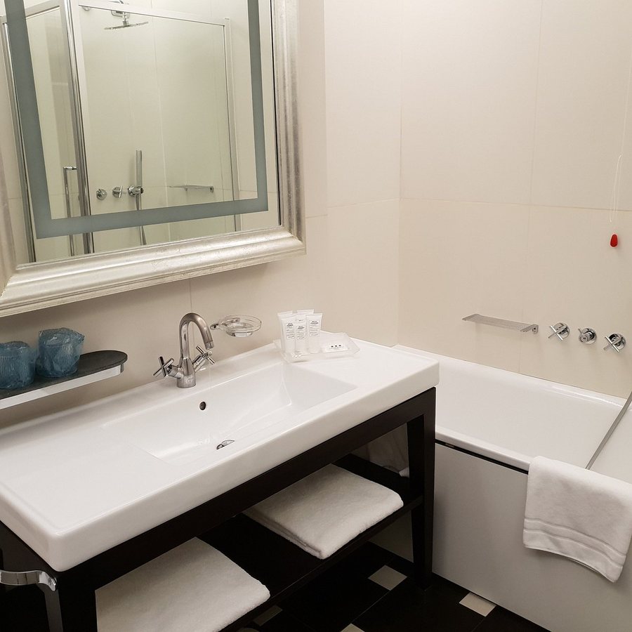 UNA Hotels Scandinavia Milano — Bathroom