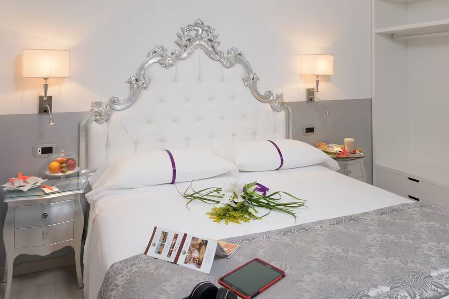 Unahotels Ala Venezia — Guest room