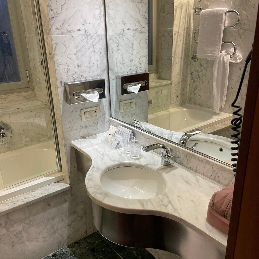 UNAHOTELS Century Milano — Bathroom