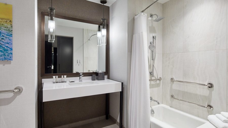 UNC Charlotte Marriott Hotel Conference Center — Bathroom