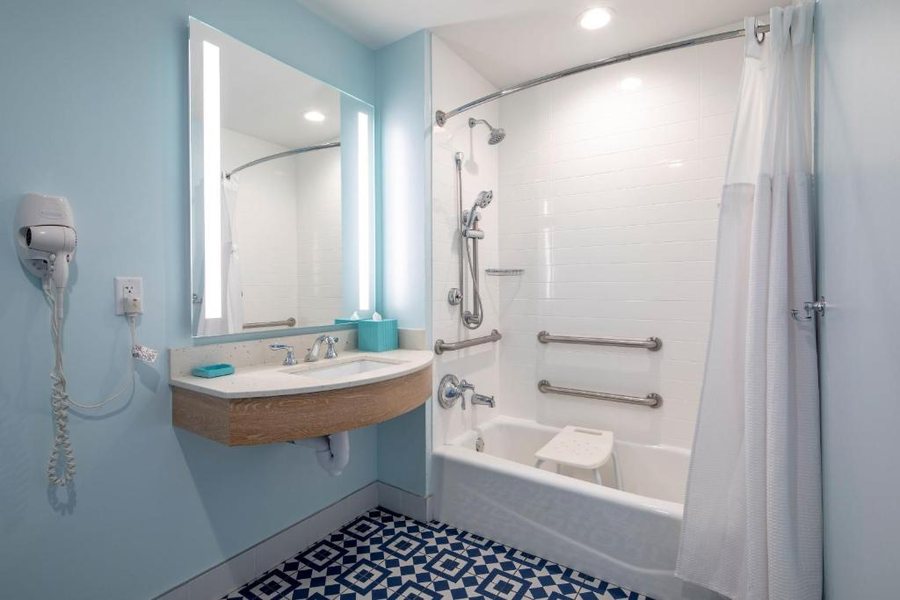 Universal Endless Summer Resort Surfside Inn And Suites Orlando Florida — Bathroom