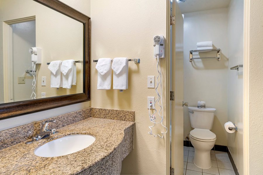University Inn — Bathroom