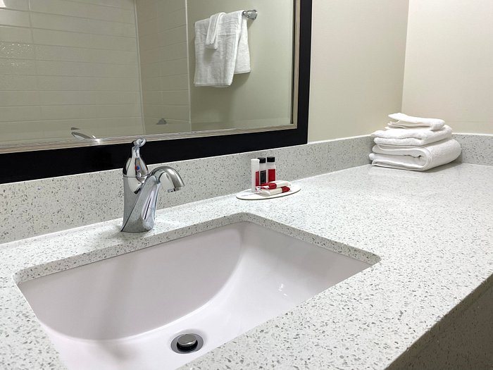 University Inn of Carbondale by Hotel O — Bathroom