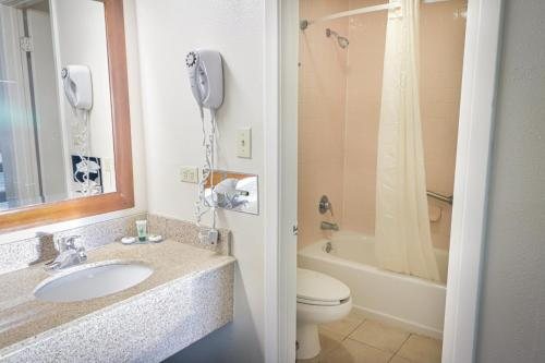 University Inn Suites — Bathroom