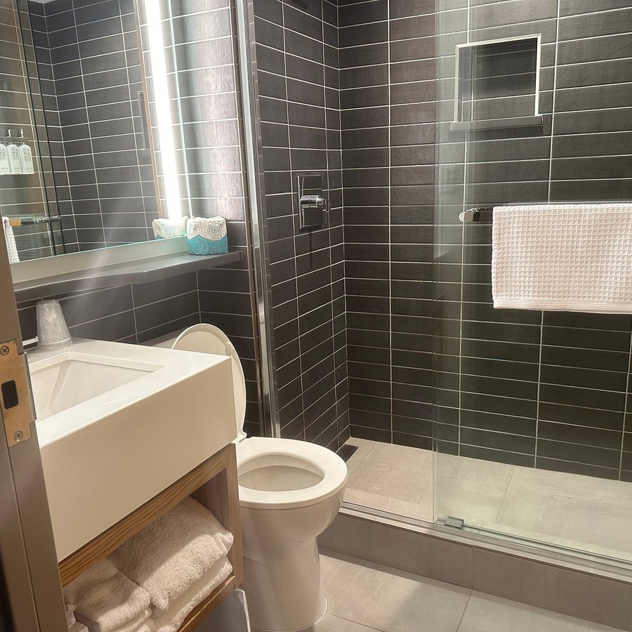 University Of Georgia Center For Continuing Education Hotel Athens Georgia — Bathroom