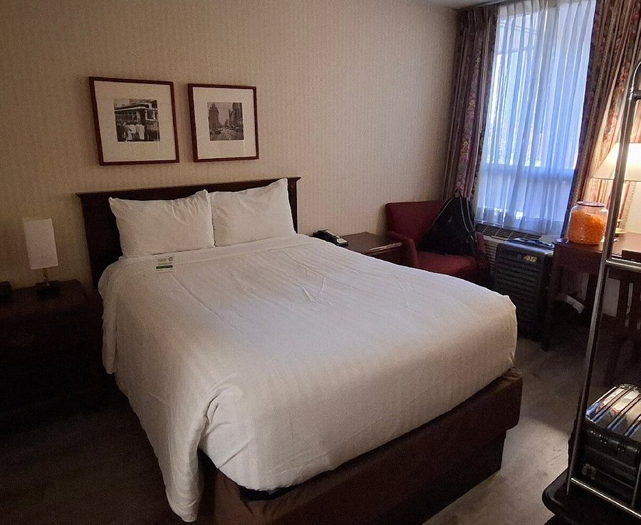 University Place Hotel and Conference Center — Guest room