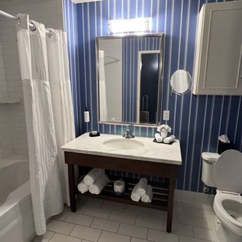 University Plaza Waterfront Hotel — Bathroom