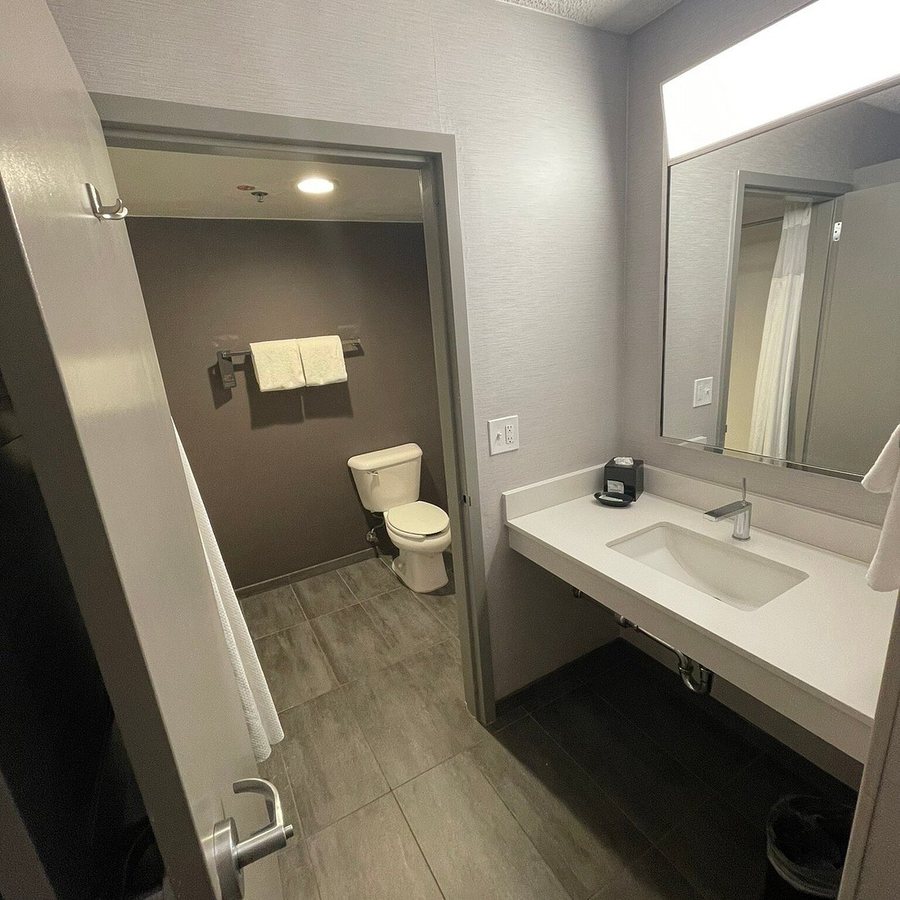 University Square Hotel — Bathroom