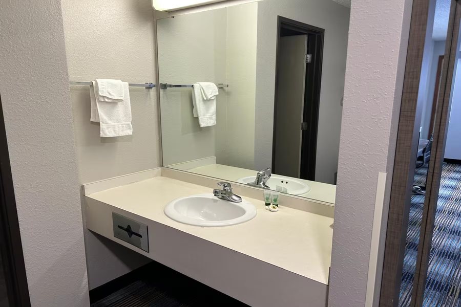 UP North Hotel — Bathroom