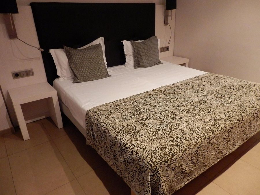Up Suites Bcn Barcelona Catalonia — Guest room
