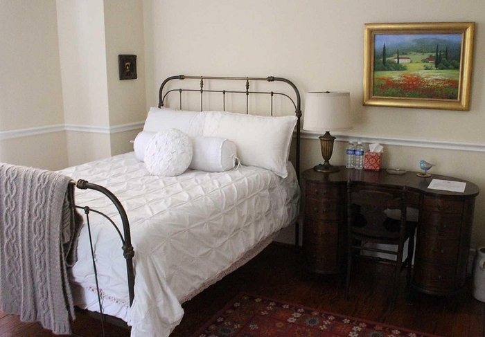 Uphouse Manor Bed Breakfast — Guest room