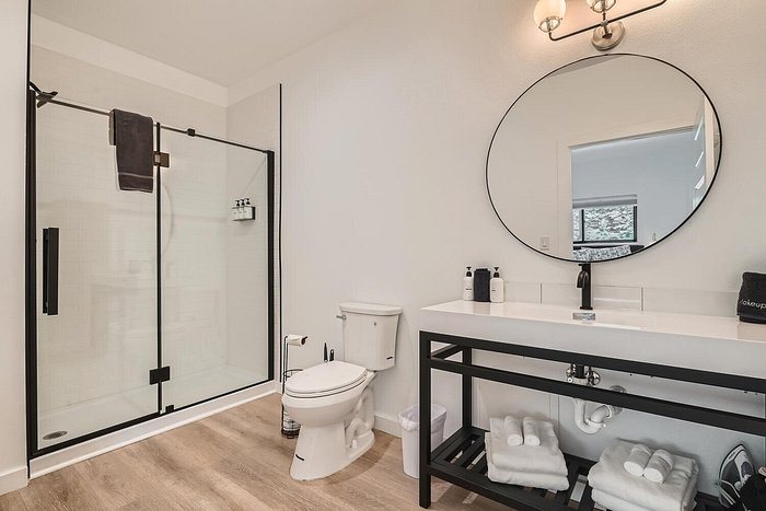 Uplift Inn — Bathroom