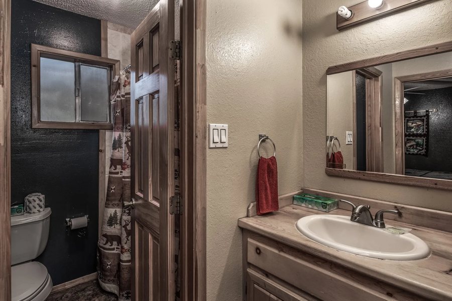 Upper Canyon Inn and Cabins — Bathroom