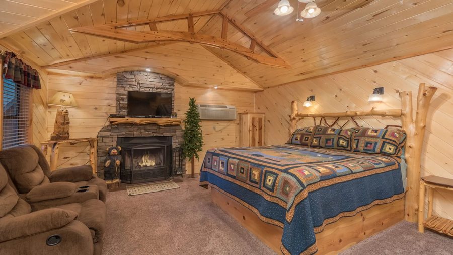 Upper Canyon Inn and Cabins — Guest room