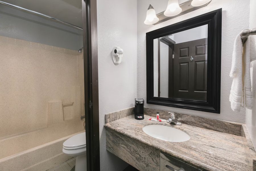 Uptown Suites Extended Stay Austin TX Downtown — Bathroom