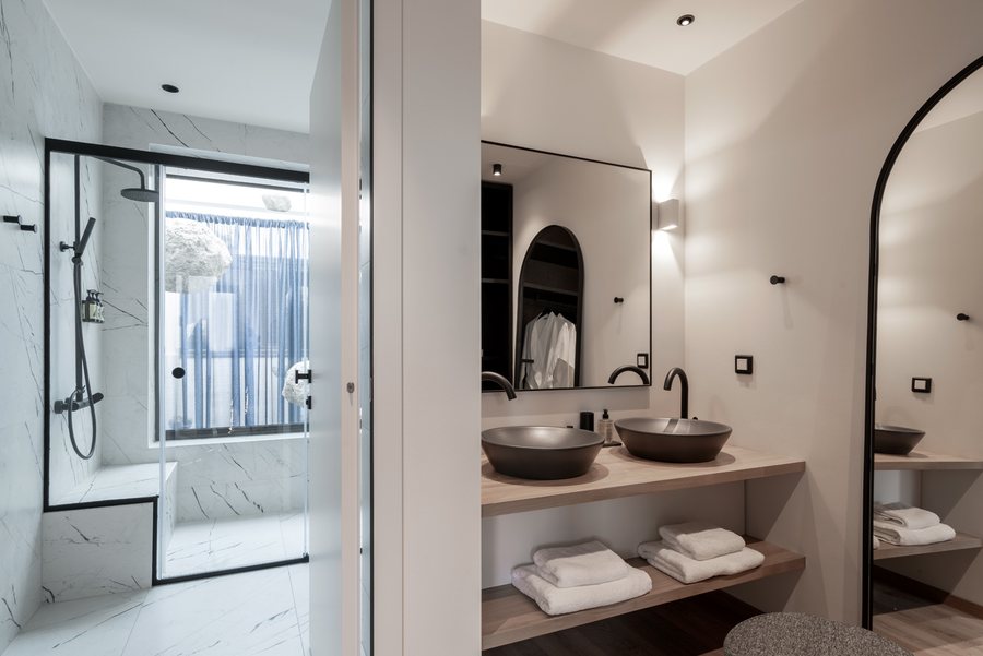 Urban Frame Hotel — Bathroom
