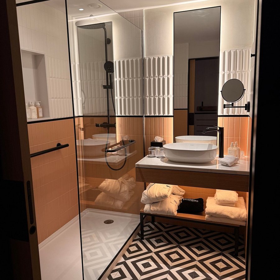 Urban Hive Madrid — Bathroom