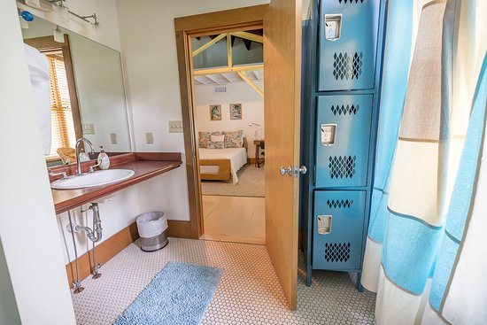 Urban Oasis Bed and Breakfast — Bathroom