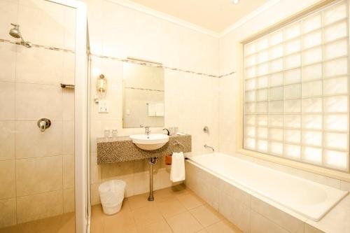 Uruga Bed Breakfast — Bathroom