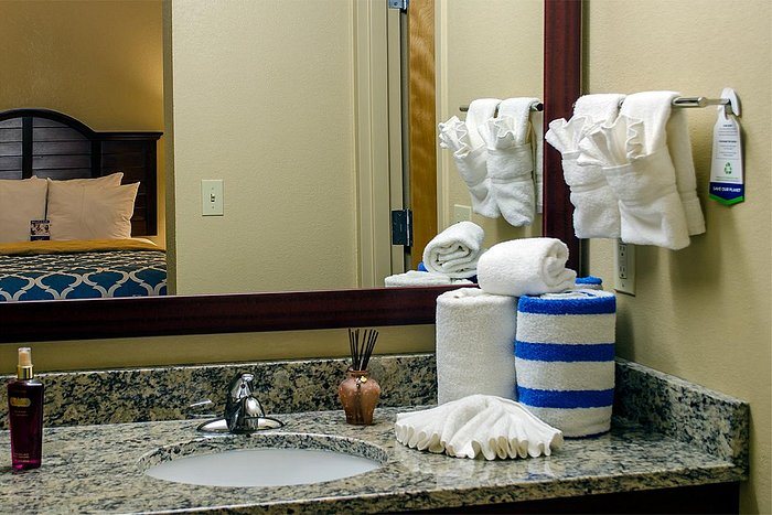 US Naval Station Navy Lodge Guantanamo Bay Cuba — Bathroom