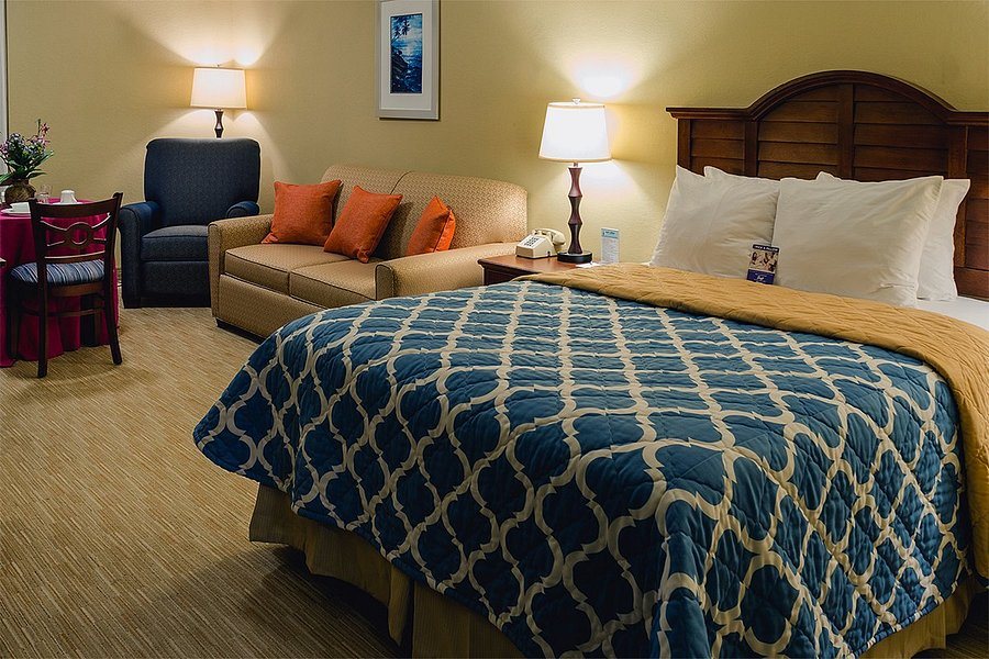 US Naval Station Navy Lodge Guantanamo Bay Cuba — Guest room