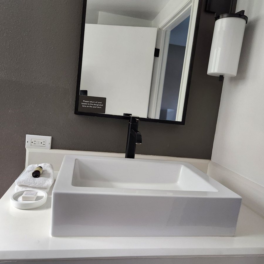 V Capri Palm Springs a Dolce by Wyndham — Bathroom