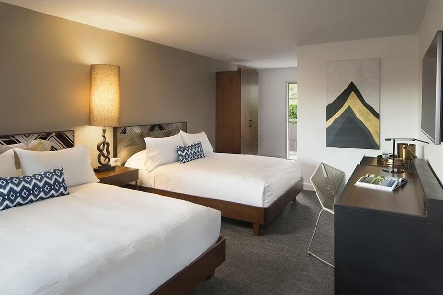 V Capri Palm Springs a Dolce by Wyndham — Guest room