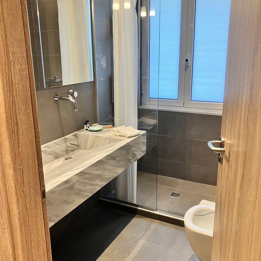 V1935 Luxurious Apartments — Bathroom