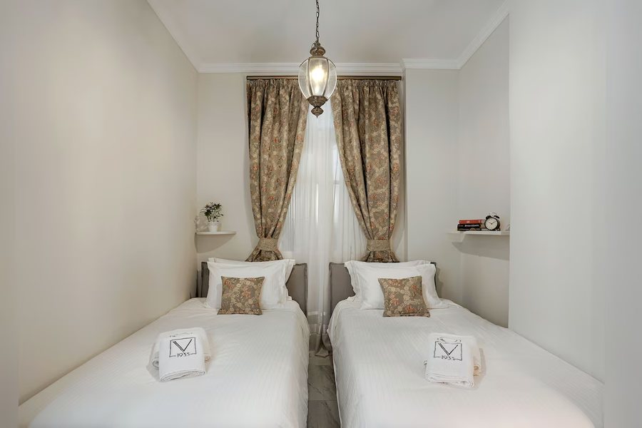 V1935 Luxurious Apartments — Guest room