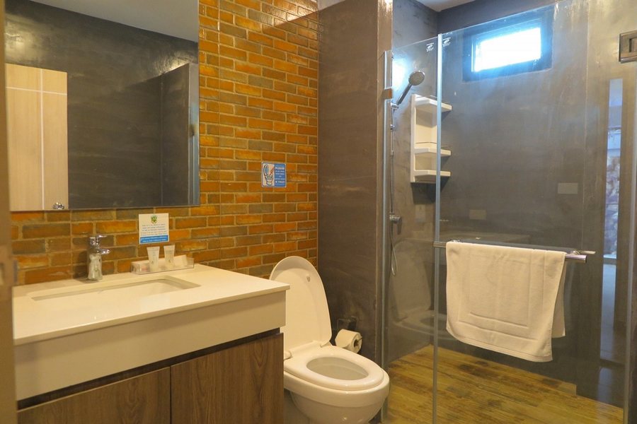 V20 Boutique Hotel — Bathroom
