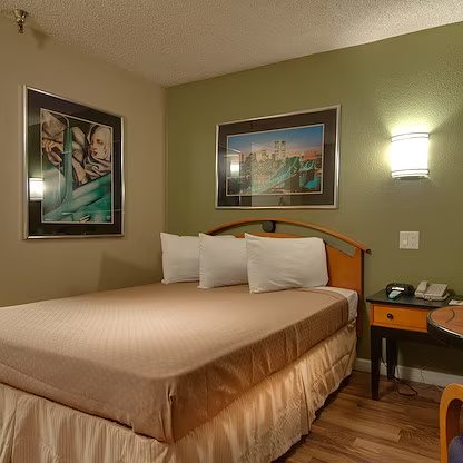 Vagabond Inn Bakersfield North — Guest room