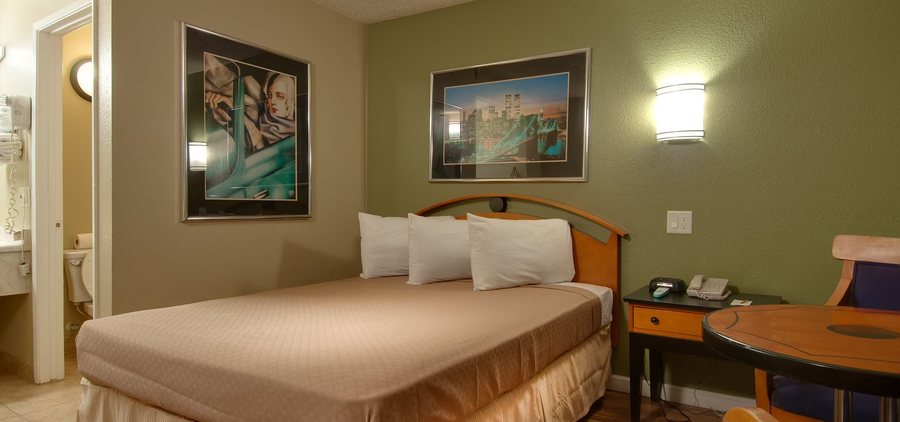Vagabond Inn Bakersfield South — Guest room