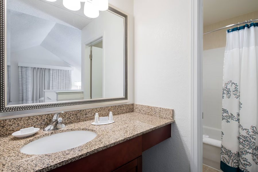 Vagabond Inn Costa Mesa — Bathroom