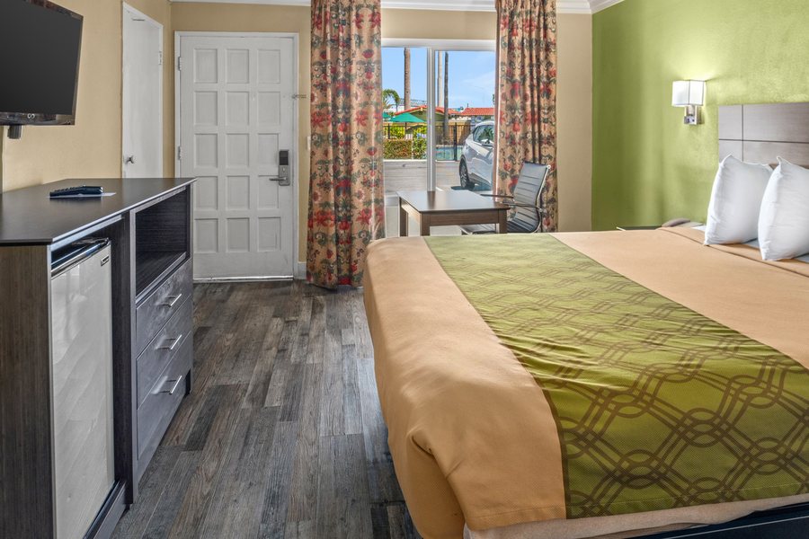 Vagabond Inn Costa Mesa — Guest room