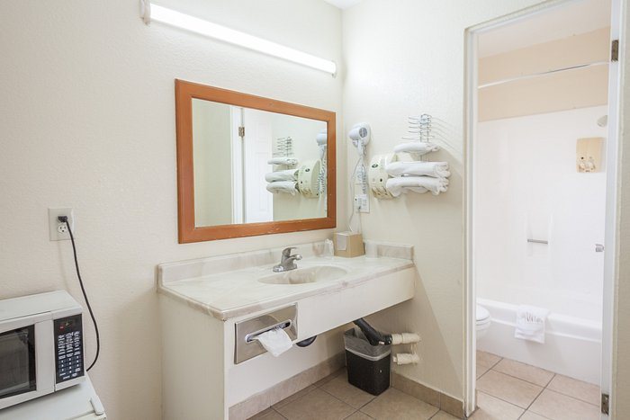 Vagabond Inn Fresno — Bathroom