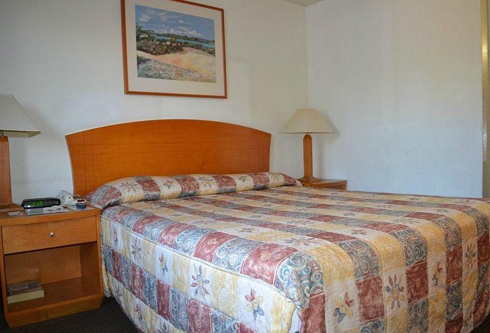Vagabond Inn Fresno — Guest room