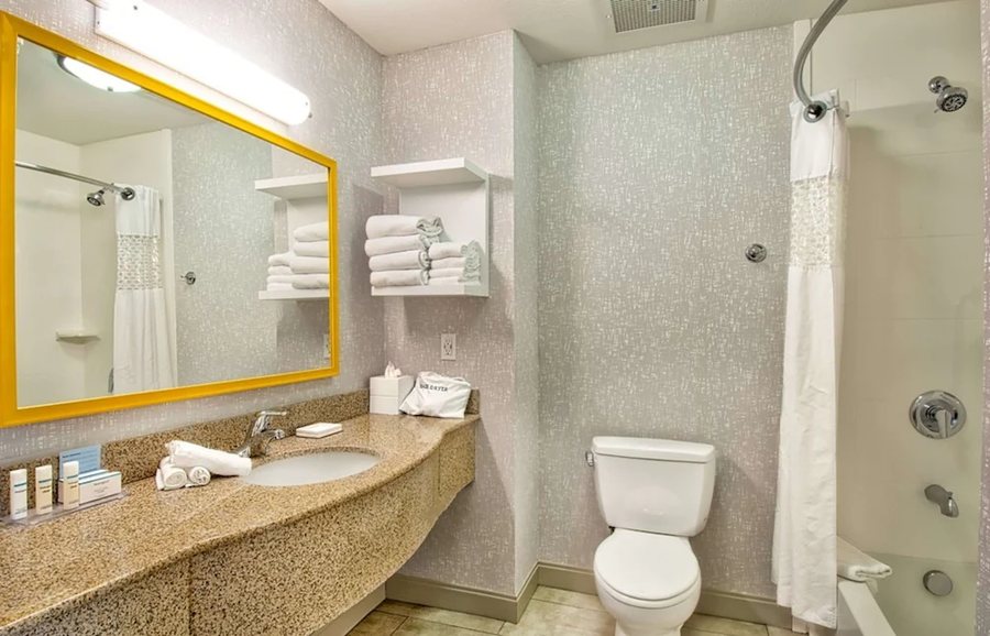 Vagabond Inn Hemet — Bathroom