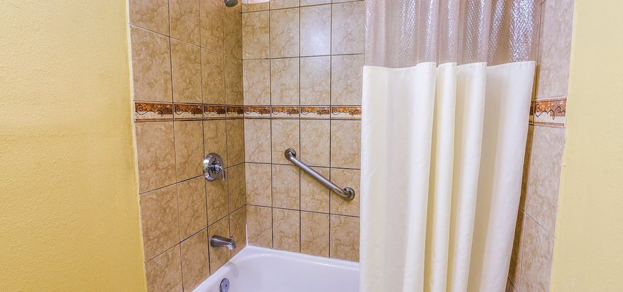 Vagabond Inn Long Beach — Bathroom